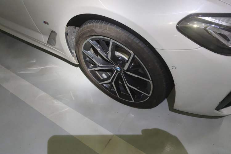 Used BMW 5 Series 2022 Second Facelift 530Li Luxury Version M Sport Package Right Front Wheel Hub