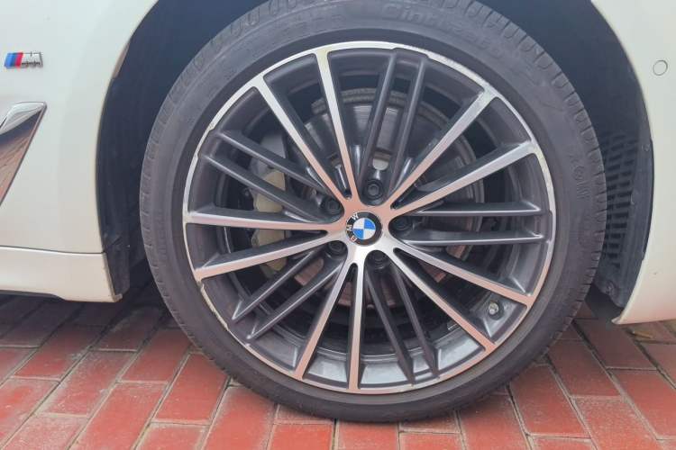 Used BMW 5 Series 2022 Restyled 530Li Leading Edition M Sport Package Right Front Wheel Hub