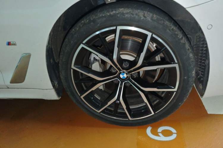 Used BMW 5 Series 2022 Second Facelift 530Li Luxury Version M Sport Package Right Front Wheel Hub