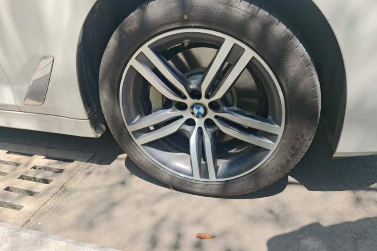 Used BMW 5 Series 2022 530Li Leading Luxury Package Right Front Wheel Hub