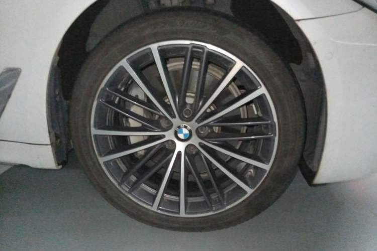 Used BMW 5 Series 2022 530Li Leading Model M Sport Package Right Front Wheel Hub