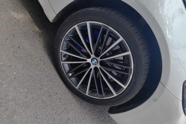 Used BMW 5 Series 2022 Revised Version 530Li xDrive M Sport Package Right Front Wheel Hub