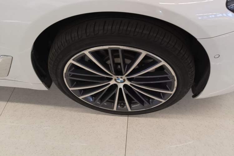 Used BMW 5 Series 2022 Restyled 530Li Leading Edition M Sport Package Right Front Wheel Hub