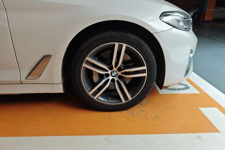 Used BMW 5 Series 2022 Updated 530Li Leading Edition Luxury Package Right Front Wheel Hub