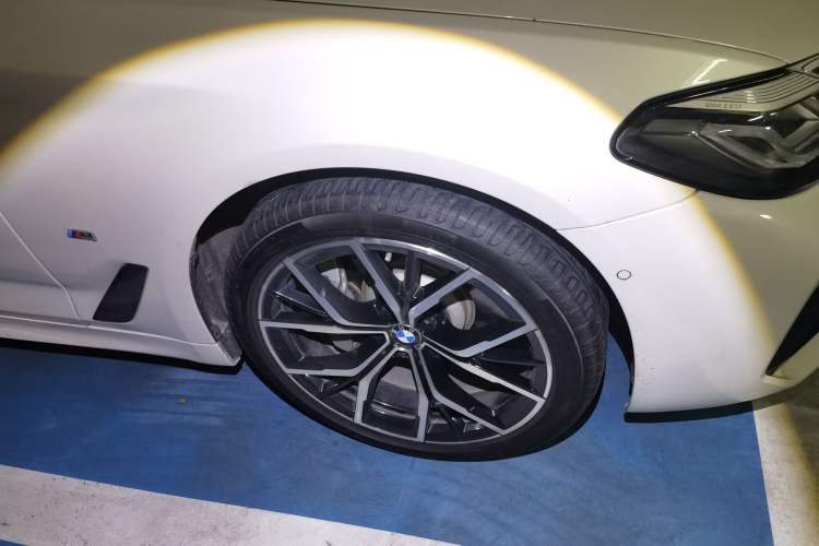 Used BMW 5 Series 2022 530Li Luxury Edition M Sport Package Right Front Wheel Hub