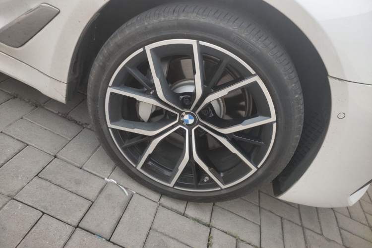 Used BMW 5 Series 2022 Second Facelift 530Li Luxury Version M Sport Package Right Front Wheel Hub