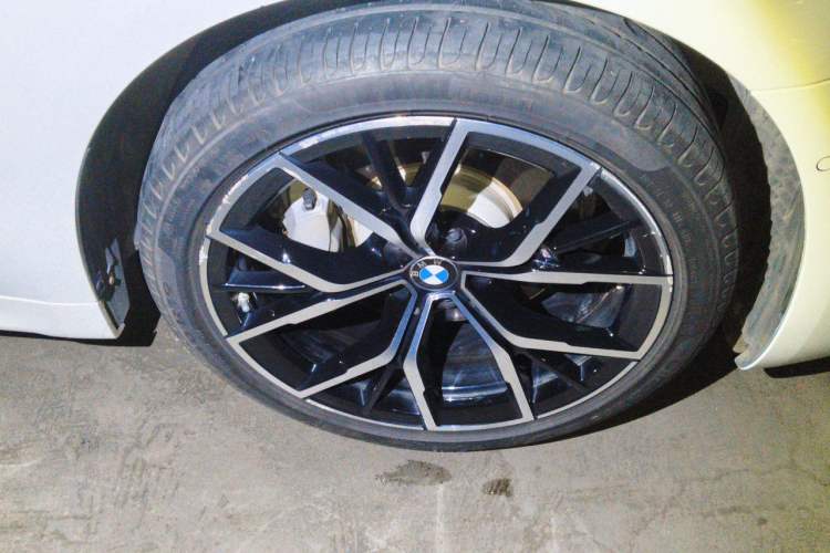 Used BMW 5 Series 2022 530Li Luxury Edition M Sport Package Right Front Wheel Hub