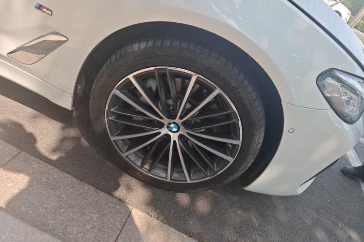 Used BMW 5 Series 2022 Second Facelift 530Li Leading Edition M Sport Package Right Front Wheel Hub