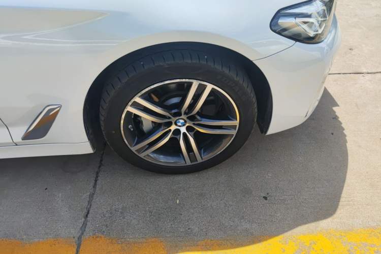 Used BMW 5 Series 2022 Updated 530Li Leading Edition Luxury Package Right Front Wheel Hub