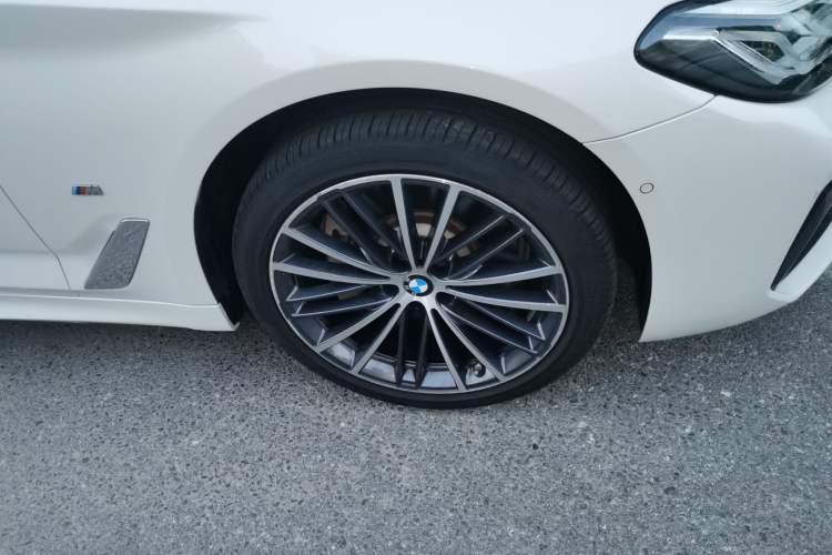 Used BMW 5 Series 2022 530Li Leading Model M Sport Package Right Front Wheel Hub