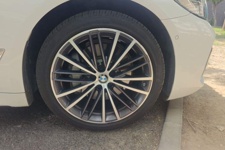 Used BMW 5 Series 2022 530Li xDrive M Sport Package Right Front Wheel Hub