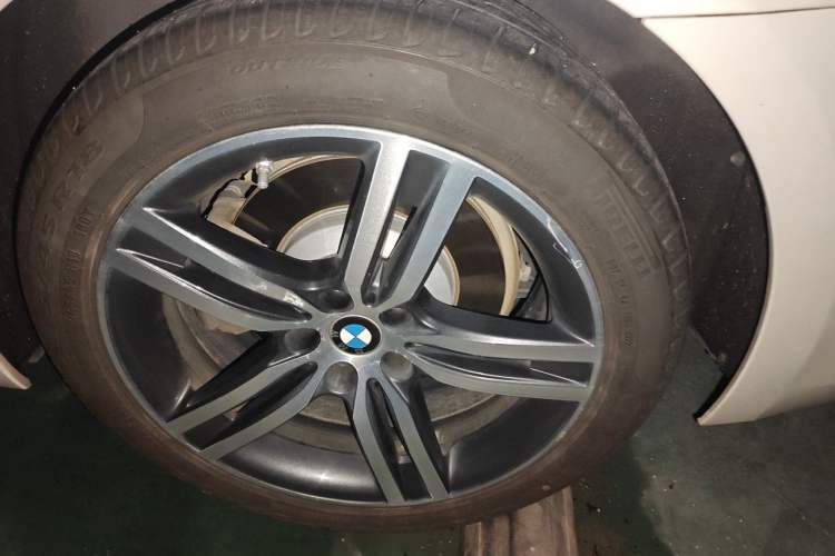 Used BMW 5 Series 2022 Updated 530Li Leading Edition Luxury Package Right Front Wheel Hub