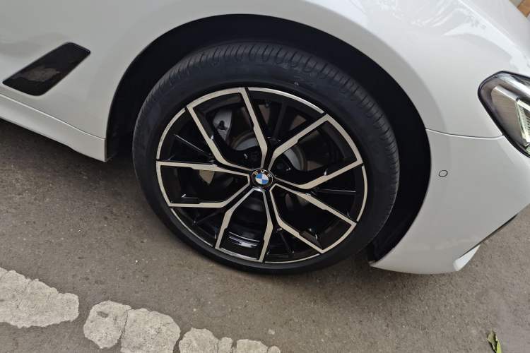 Used BMW 5 Series 2022 Revised Version 3 530Li Luxury Edition M Sport Package Right Front Wheel Hub