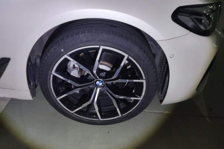 Used BMW 5 Series 2022 Second Facelift 530Li Luxury Version M Sport Package Right Front Wheel Hub