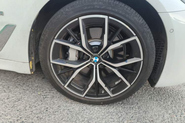 Used BMW 5 Series 2022 Restyled 530Li Luxury Edition M Sport Package Right Front Wheel Hub