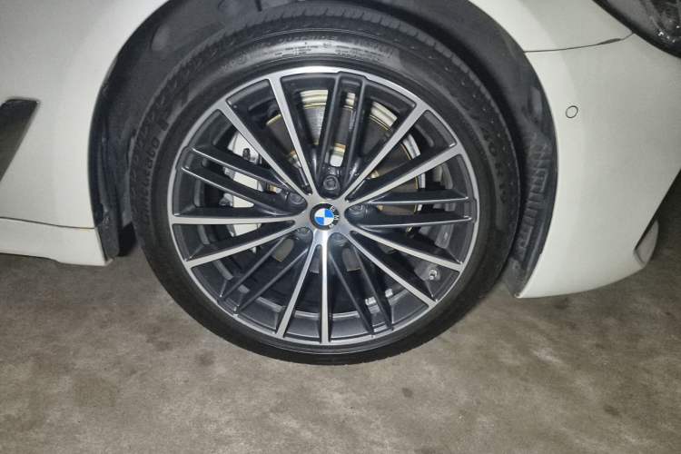 Used BMW 5 Series 2022 530Li Leading Model M Sport Package Right Front Wheel Hub