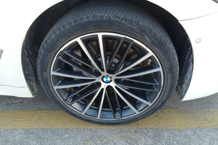Used BMW 5 Series 2022 Restyled 530Li Leading Edition M Sport Package Right Front Wheel Hub