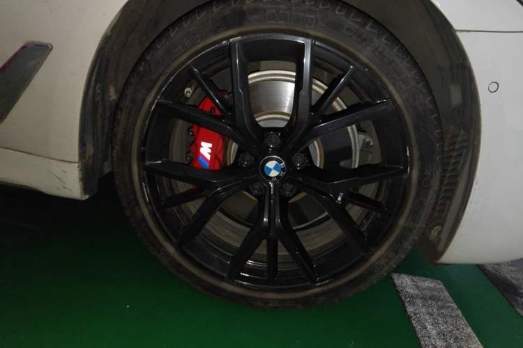 Used BMW 5 Series 2022 530Li Luxury Edition M Sport Package Right Front Wheel Hub