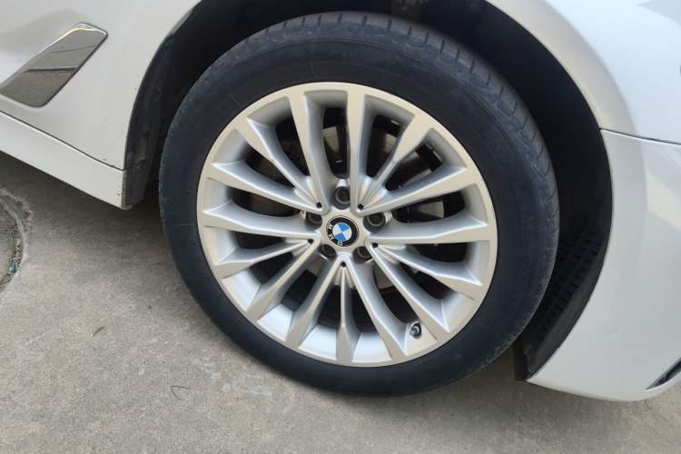Used BMW 5 Series 2022 Restyled 525Li Luxury Package Right Front Wheel Hub