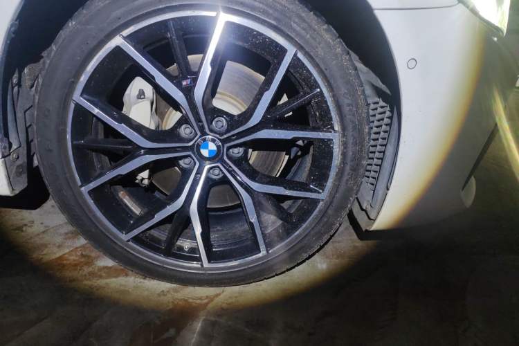 Used BMW 5 Series 2022 530Li Luxury Edition M Sport Package Right Front Wheel Hub