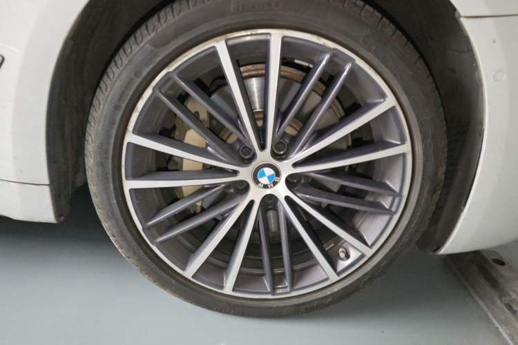 Used BMW 5 Series 2022 Second Facelift 530Li Leading Edition M Sport Package Right Front Wheel Hub