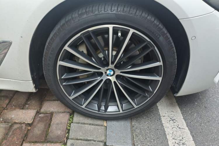 Used BMW 5 Series 2022 Restyled 530Li Leading Edition M Sport Package Right Front Wheel Hub