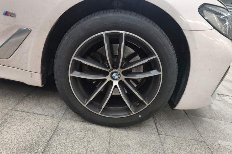 Used BMW 5 Series 2022 525Li M Sport Package Right Front Wheel Hub