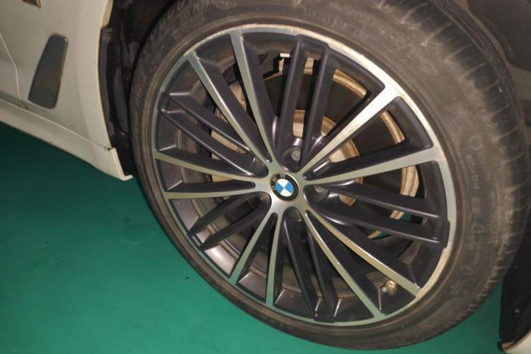 Used BMW 5 Series 2022 Restyled 530Li Leading Edition M Sport Package Right Front Wheel Hub