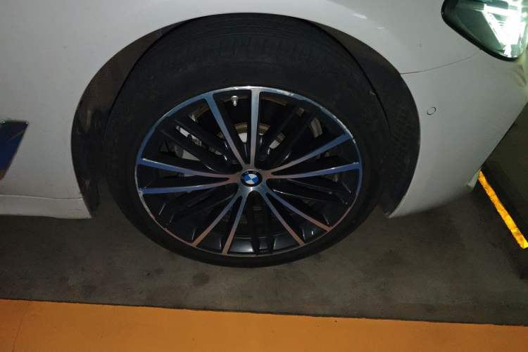 Used BMW 5 Series 2022 Restyled 530Li Leading Edition M Sport Package Right Front Wheel Hub