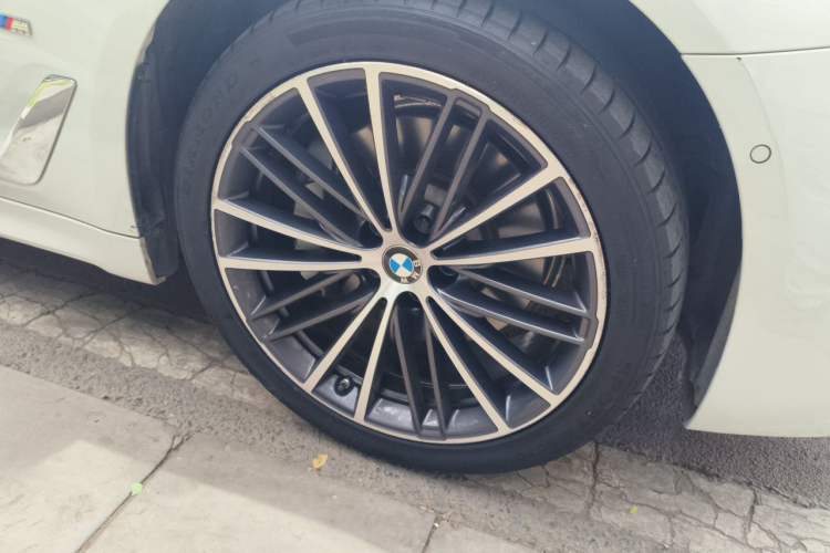 Used BMW 5 Series 2022 Second Facelift 530Li xDrive M Sport Package Right Front Wheel Hub