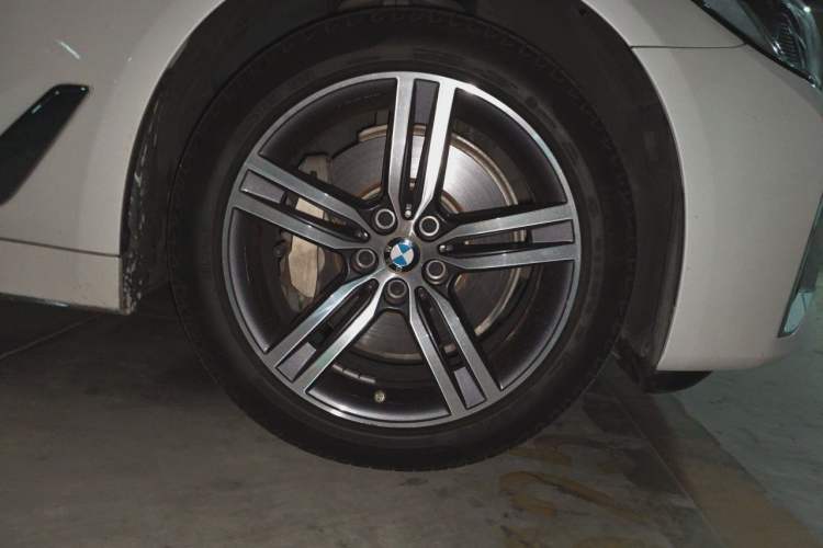 Used BMW 5 Series 2022 Second Facelift 530Li Leading Edition Luxury Package Right Front Wheel Hub