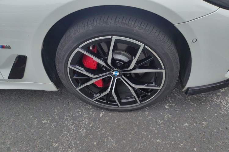 Used BMW 5 Series 2022 Second Facelift 530Li Luxury Version M Sport Package Right Front Wheel Hub