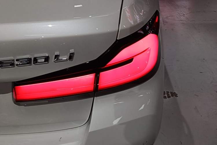 Used BMW 5 Series 2022 Restyled 530Li Leading Edition M Sport Package Right Rear Taillight
