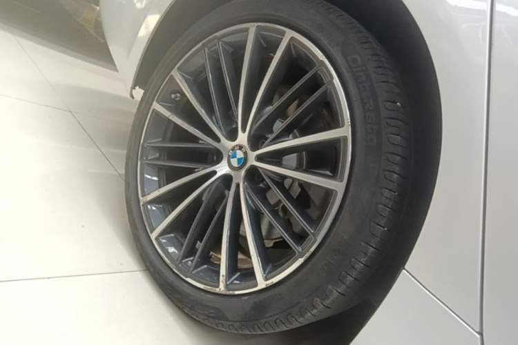Used BMW 5 Series 2022 Second Facelift 530Li Leading Edition M Sport Package Right Rear Wheel Hub
