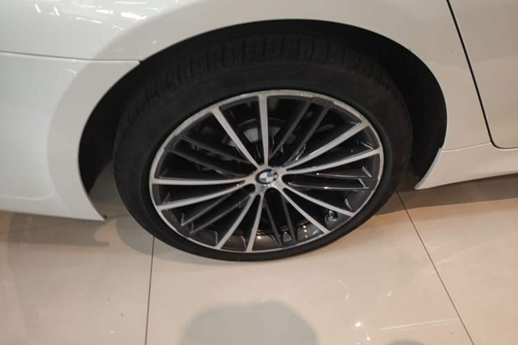 Used BMW 5 Series 2022 Second Facelift 530Li Leading Edition M Sport Package Right Rear Wheel Hub