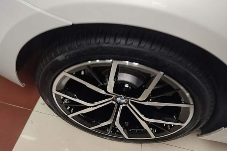 Used BMW 5 Series 2022 Second Facelift 530Li Luxury Version M Sport Package Right Rear Wheel Hub