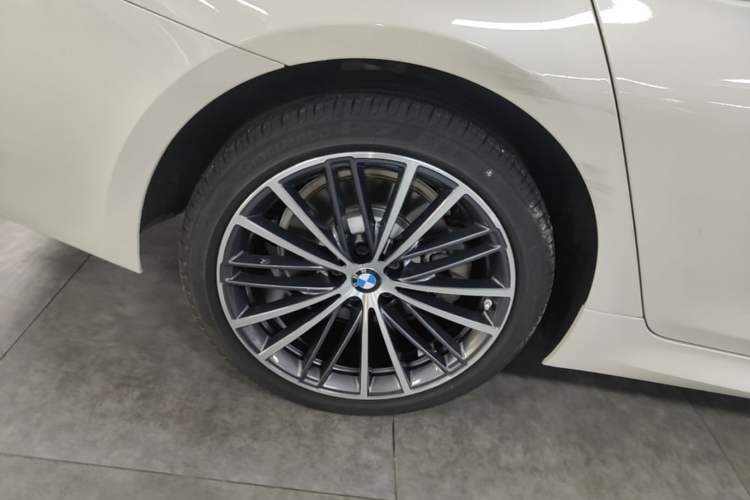 Used BMW 5 Series 2022 Second Facelift 530Li Leading Edition M Sport Package Right Rear Wheel Hub