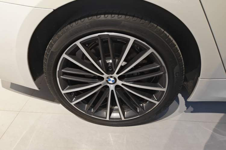 Used BMW 5 Series 2022 Restyled 530Li Leading Edition M Sport Package Right Rear Wheel Hub