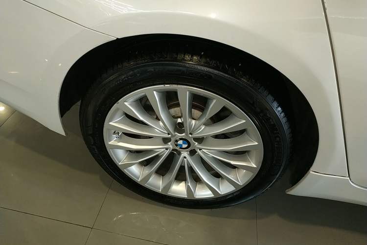 Used BMW 5 Series 2022 Restyled 525Li Luxury Package Right Rear Wheel Hub