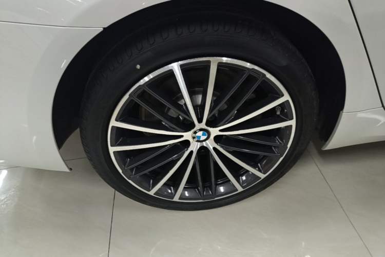 Used BMW 5 Series 2022 Second Facelift 530Li Leading Edition M Sport Package Right Rear Wheel Hub