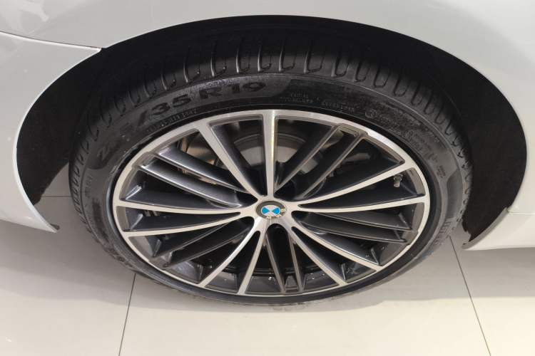 Used BMW 5 Series 2022 Restyled 530Li Leading Edition M Sport Package Right Rear Wheel Hub