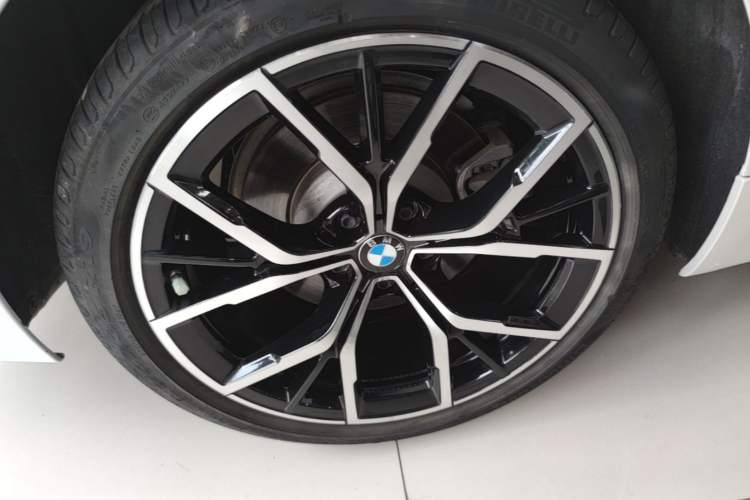 Used BMW 5 Series 2022 Second Facelift 530Li Luxury Version M Sport Package Right Rear Wheel Hub
