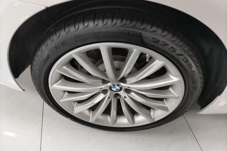 Used BMW 5 Series 2022 Second Facelift 530Li Luxury Edition Premium Package Right Rear Wheel Hub