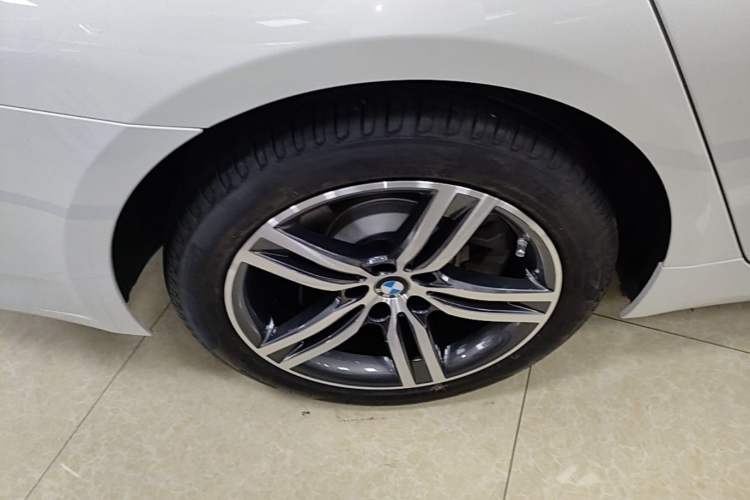 Used BMW 5 Series 2022 Updated 530Li Leading Edition Luxury Package Right Rear Wheel Hub