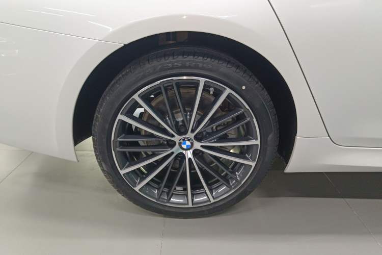 Used BMW 5 Series 2022 Second Facelift 530Li Leading Edition M Sport Package Right Rear Wheel Hub