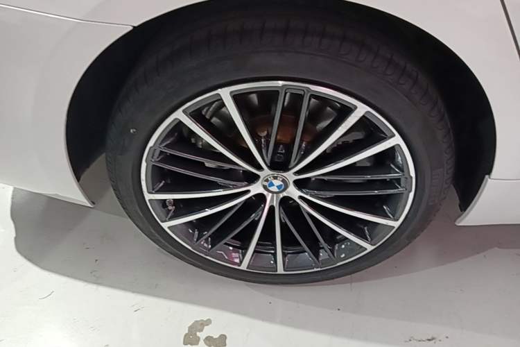 Used BMW 5 Series 2022 Restyled 530Li Leading Edition M Sport Package Right Rear Wheel Hub
