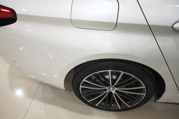 Used BMW 5 Series 2022 Second Facelift 530Li Leading Edition M Sport Package Right Rear Wheel Hub