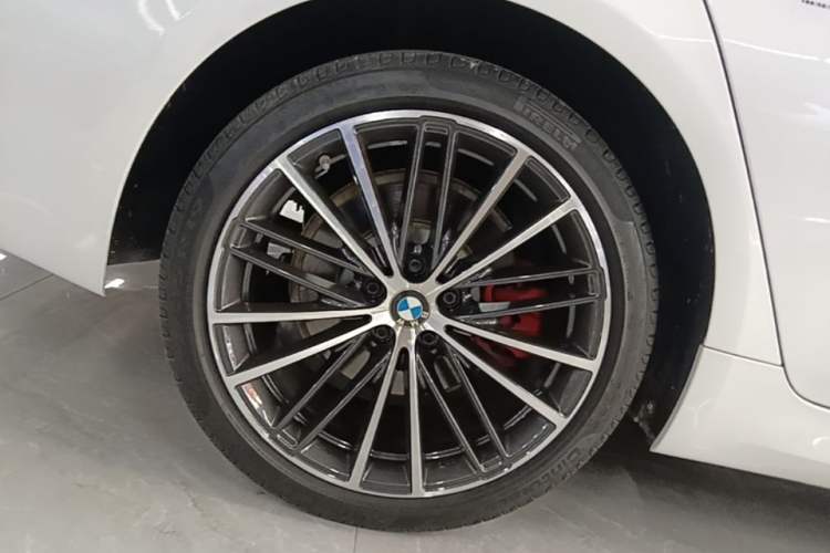 Used BMW 5 Series 2022 Restyled 530Li Leading Edition M Sport Package Right Rear Wheel Hub