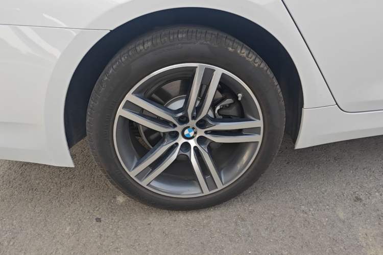 Used BMW 5 Series 2022 Updated 530Li Leading Edition Luxury Package Right Rear Wheel Hub