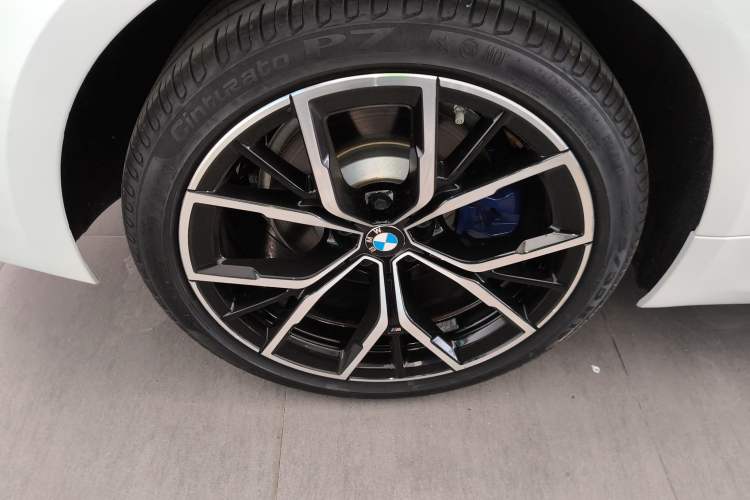 Used BMW 5 Series 2022 Second Facelift 530Li Luxury Version M Sport Package Right Rear Wheel Hub